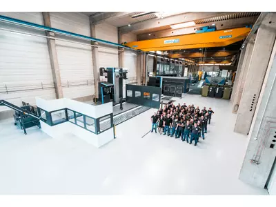 Das Mayer Stahl- und Apparatebau Team in der Halle für die mechanische Bearbeitung..jpg